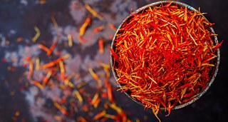 Λίγες μόνο ίνες κρόκου είναι αρκετές για να δώσουν λαμπερό κόκκινο-πορτοκαλί χρώμα στις μαγειρικές και ζαχαροπλαστικές παρασκευές…