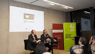 Jeong Se-hyun, retired Minister of Unification of the Republic of Korea, and Hartmut Koschyk, co-chair of the German-Korean Forum, discussing experiences of the division of Korea and the DMZ 