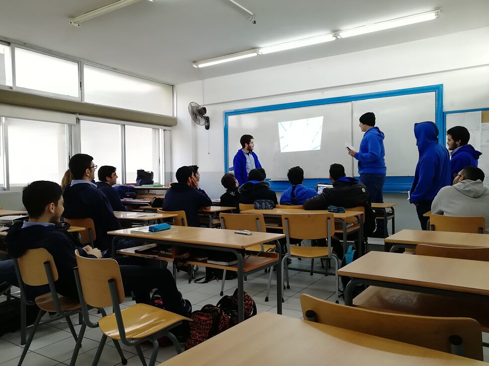 Die Schüler tauschen sich aus zum Thema „Crime and Violence in Schools“, am Ende eines jeden Referats wird das Thema gemeinsam reflektiert. 