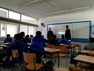 Eine Gruppe präsentiert ihre Inhalte mit Hilfe einer Power Point Präsentation. Freies Sprechen Lernen ist ein wichtiger Aspekt für die Zukunft.