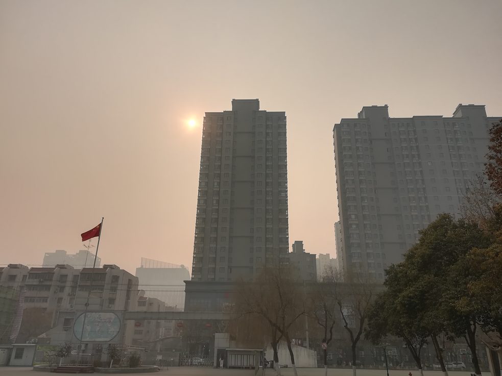 Der Blick vom Schulhof: Smog-Landschaft
