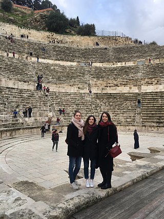 Marta, Alessandra und ich im Roman Theater