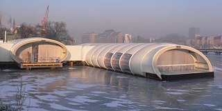 Bis 2006 wurde Berlins Badeschiff in den Wintermonaten regelmäßig in ein Hallenbad mit Sauna umgewandelt.