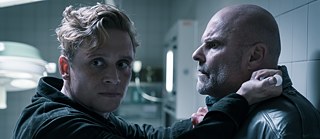 Season 2, Episode 1 Ein Mann sieht rot: Lukas bedroht den BND-Mann Wankura.  