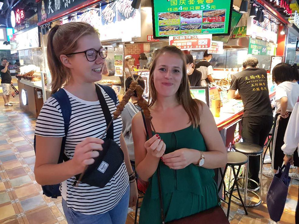Vera (links) und ich in einem Food Court in Shanghai