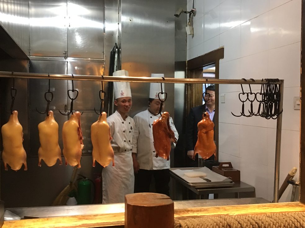 Pekingenten auf der Stange