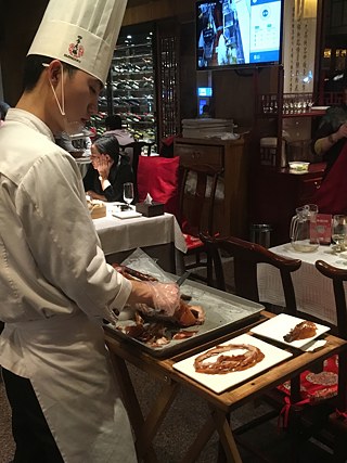 Der Koch beim Tranchieren der Ente