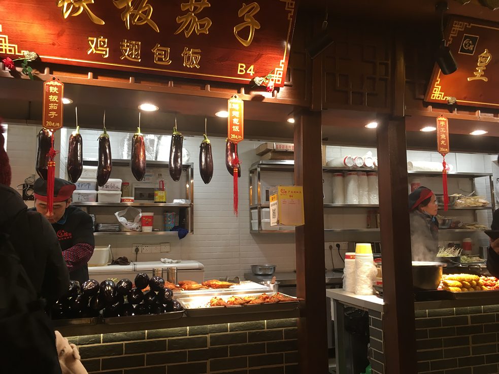 Der Auberginen Stand in einem Food Court in Hangzhou, entsprechend dekoriert