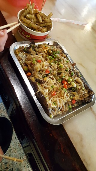 In Knoblauch eingelegte und gegrillte Aubergine mit hauchdünnen Glasnudeln mit Chili gewürzt