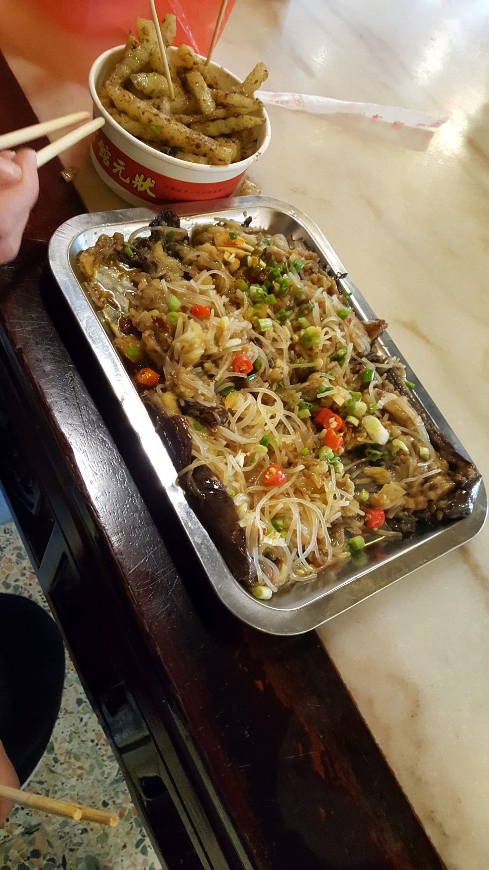 In Knoblauch eingelegte und gegrillte Aubergine mit hauchdünnen Glasnudeln mit Chili gewürzt