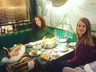 Thai Hot Pot mit Polina (links) in Hangzhou