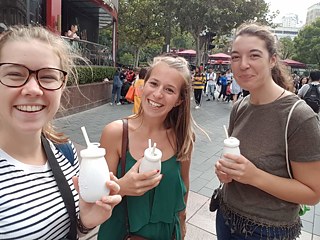 Vera (links), Laura (rechts) und ich probieren chinesischen Trinkjoghurt