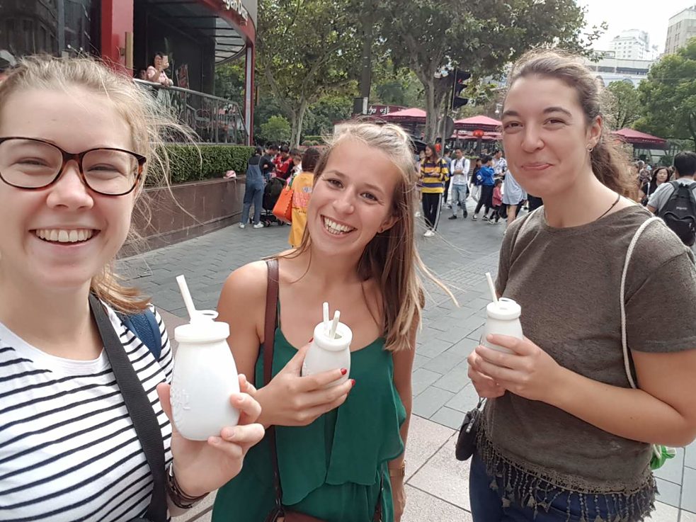 Vera (links), Laura (rechts) und ich probieren chinesischen Trinkjoghurt