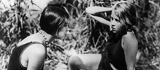 Schwarz-weiß Filmfoto Menschen am Sonntag