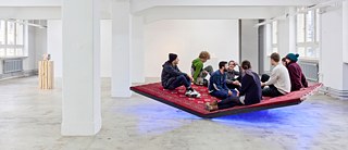 Ein Ort des Zusammenkommens: „PrayWay" von Slavs und Tatars (2012) l Foto: Bernard Kahrmann