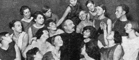 Rudolf von Laban inmitten seiner Schüler, ca. 1929