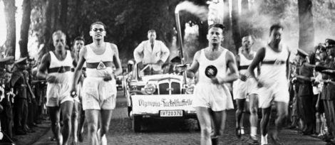 Olympische Fackelläufer auf dem Weg nach Berlin, 1936