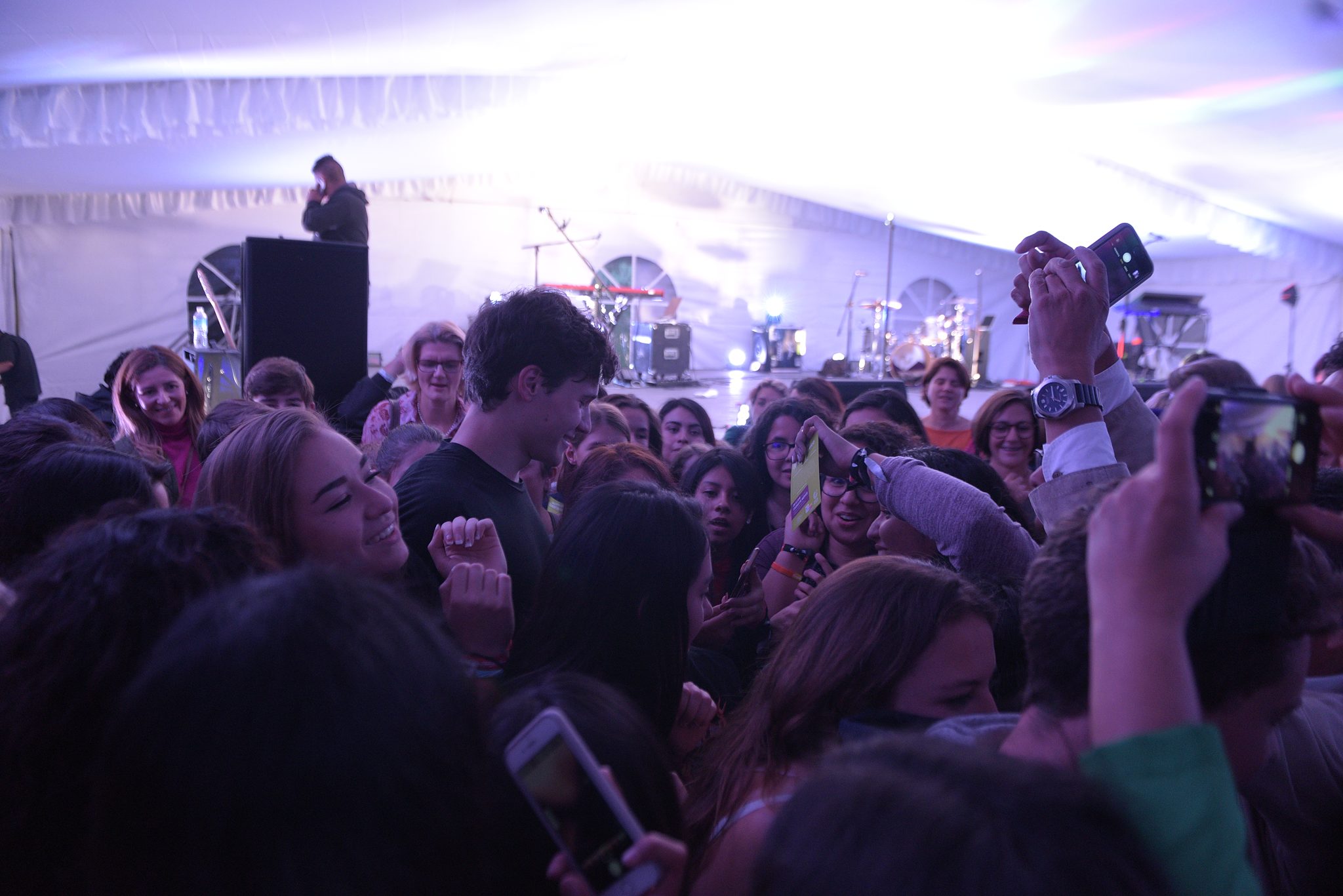Wincent Weiss mit Fans in Mexiko