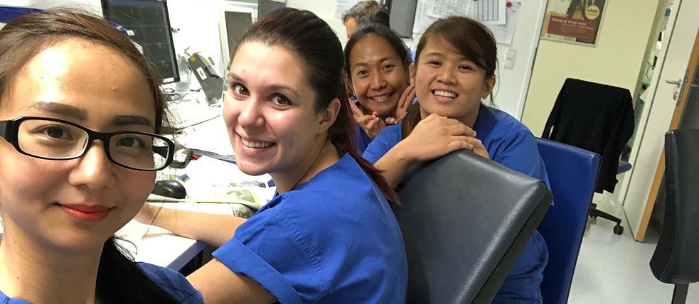 Filipino nurses Deborah Castueras (left), Erika Brondo und Sharanie Agustin with collegue Viktoria Mitreva (2nd from left) at Helios Klinikum München West.