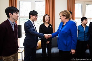 Bundeskanzlerin Merkel trifft Deutsch-Lernende des Goethe-Instituts Tokyo 2019 &copy; © Bundesregierung / Steins Bundeskanzlerin Merkel trifft Deutsch-Lernende des Goethe-Instituts Tokyo 2019