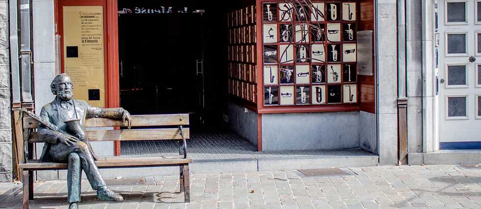 Socha Adolpha Saxe před Saxovým muzeem. Dinant, Belgie.