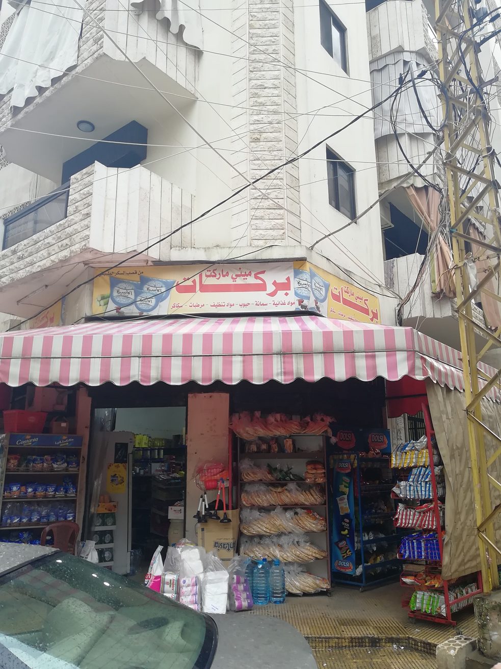 Kleine Supermärkte findet man hier an jeder Ecke