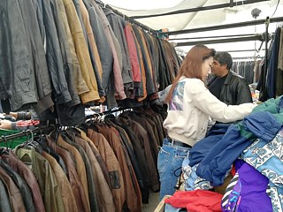 Der Souk al Ahad lädt zum Stöbern ein