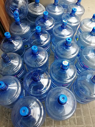 Wasserlieferung vor einem Restaurant