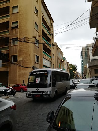 Ein Bus schlängelt sich durch die Stadt
