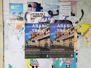 Fast an jeder Straßenecke hängen Poster, die auf irgendein kulturelles Angebot aufmerksam machen