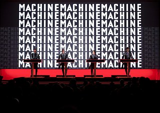 Kraftwerk vystupuje stále častěji na uměleckých festivalech nebo v muzeích – jak dokládá snímek z newyorského Muzea moderního umění z roku 2012. 