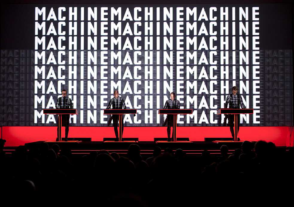 Kraftwerk aparece mientras tanto con más frecuencia en festivales de arte o en museos, como aquí en 2012 en el Museo de Arte Moderno de Nueva York (2012).