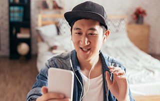 Über Sprachnachrichten oder in Videokonferenzen können Lernende mit anderen authentisch kommunizieren. 