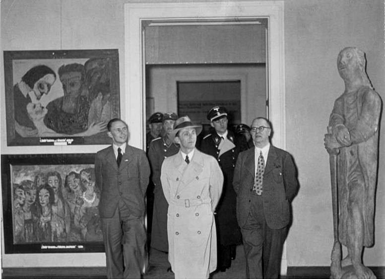 Joseph Goebbels in der Wanderausstellung „Entartete Kunst“ 
