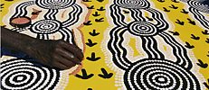 Der australische Aborigine-Künstler Turkey Tolson Tjupurrula bei der Arbeit