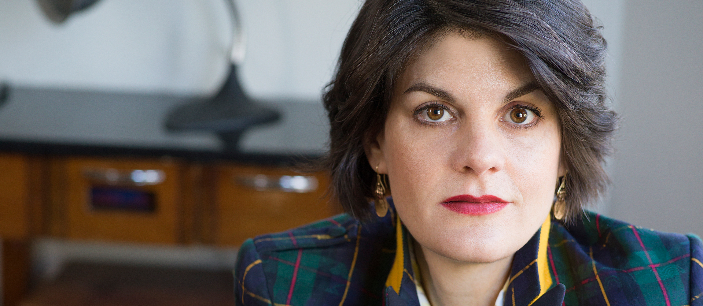 Die in Deutschland aufgewachsene Autorin Nora Krug lebt seit über 20 Jahren im englischsprachigen Ausland. In ihrem Graphic Memoir „Heimat“ beschäftigt sie sich mit der deutschen NS-Geschichte.