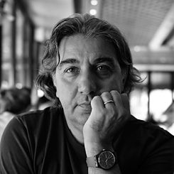 Der Autor Arian Leka