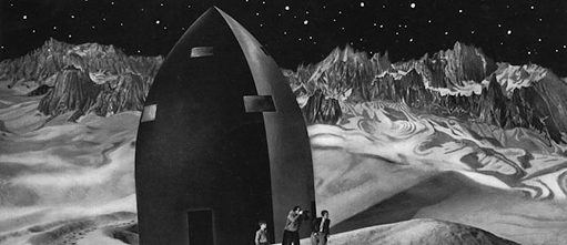 Scène du film 'La femme sur la lune'. Trois personnes sur un payasage lunaire, photo en noir et blanc