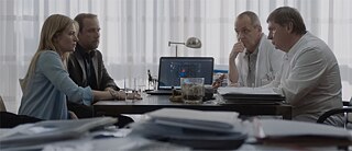 Le couple est en train de discuter avec des médecins