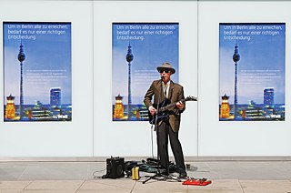Ein Straßenmusikant in Berlin. | 
