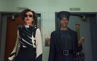 <b>Deutschland ’83 / ’86</b><br>Wie <i>Weissensee</i> erzählt auch <i>Deutschland ’83</i> von deutsch-deutscher Geschichte. Doch steht hier Spannung im Fokus: Es geht um Spionage, den Kalten Krieg und den möglichen Ausbruch eines Dritten Weltkriegs. Der Zuschauer bekommt in <i>Deutschland ’83</i> ein Schachspiel der Weltmächte zu sehen. Inzwischen gibt es auch eine Fortsetzung: <i>Deutschland ’86</i>. Hier stellen die Produzenten die komplexe Frage: Ist der Kommunismus mithilfe der Praktiken des Kapitalismus noch zu retten?