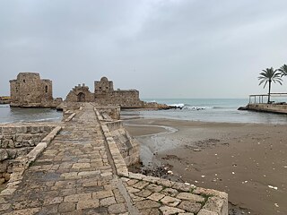 Die alte Seefestung liegt auf einer kleinen Insel an der Küste