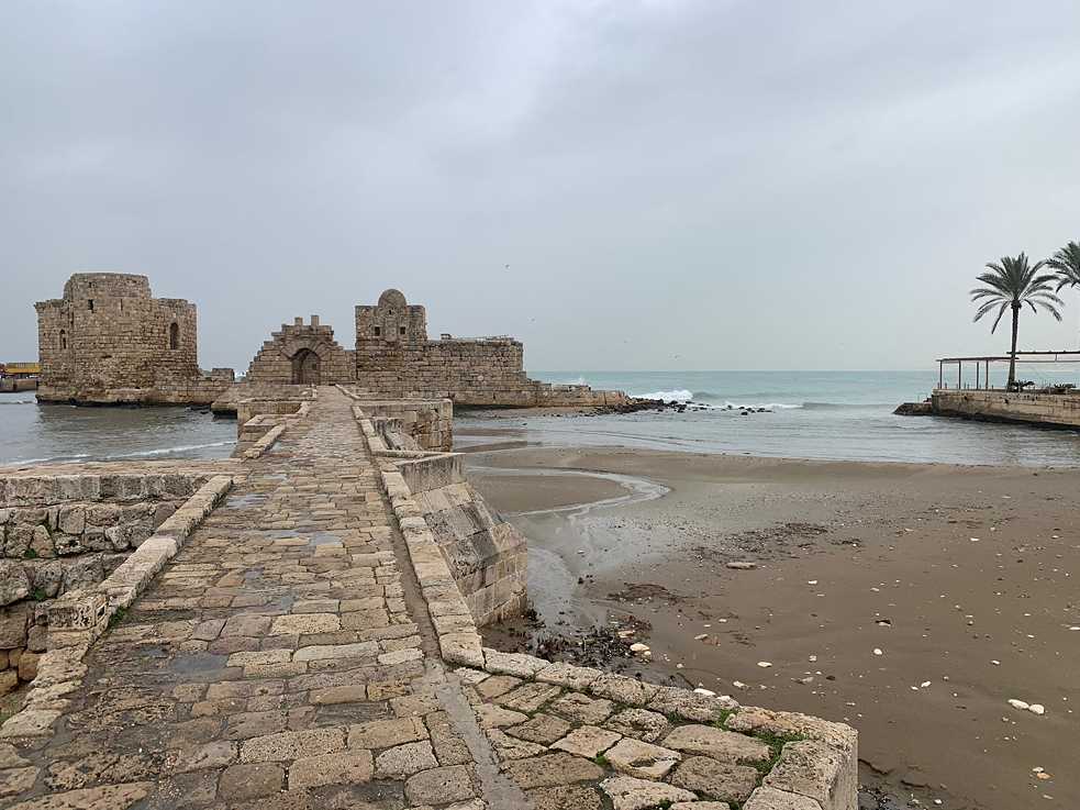 Die alte Seefestung liegt auf einer kleinen Insel an der Küste