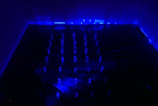 Laser-Installation Wasserflaschen-Bühnenbild von MY NAME IS I LOVE YOU  © © Verena Regensburger Laser-Installation Wasserflaschen-Bühnenbild von MY NAME IS I LOVE YOU 