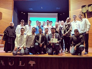 Nach der Veranstaltung machten wir noch ein Gruppenfoto mit dem Schulleiter Herr Mazen Taweel, den Lehrkräften und Schülern der Jamil Rawas Schule