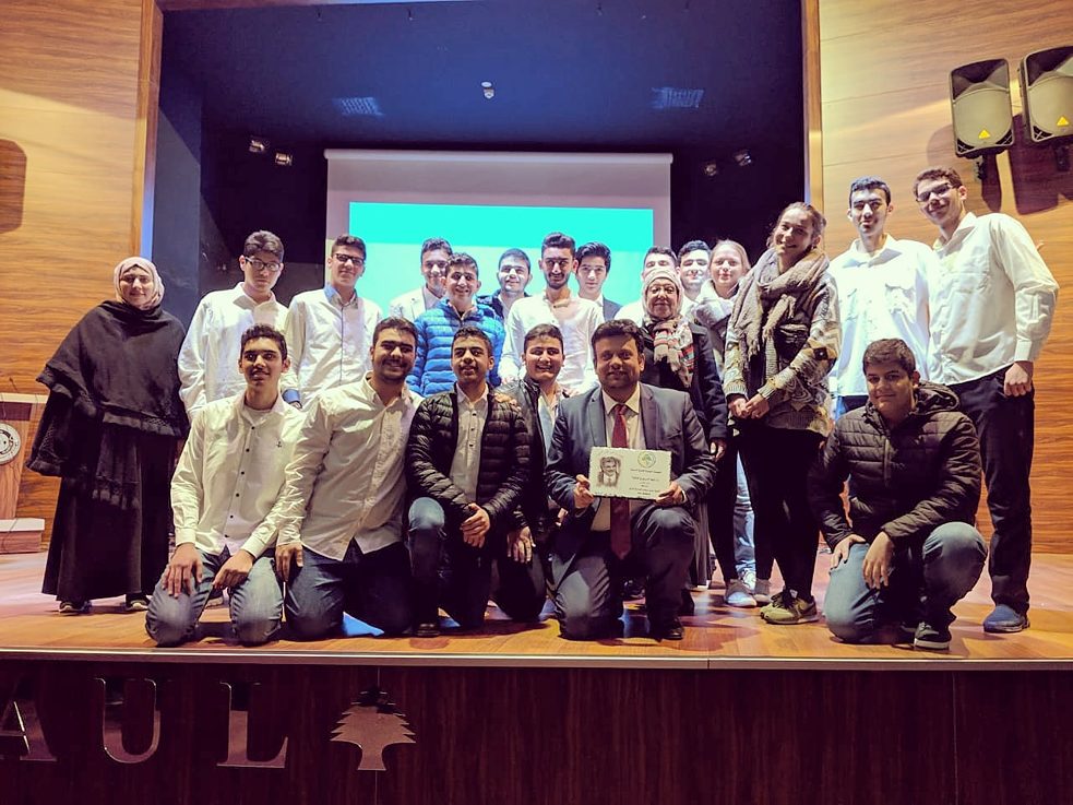 Nach der Veranstaltung machten wir noch ein Gruppenfoto mit dem Schulleiter Herr Mazen Taweel, den Lehrkräften und Schülern der Jamil Rawas Schule