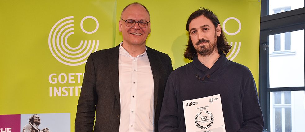 Johannes Ebert, Generalsekretär des Goethe-Instituts, überreicht dem portugiesischen Regisseur Dídio Pestana den Publikumspreis des Festivals KINO 2019 für den Film „Sobre Tudo Sobre Nada“