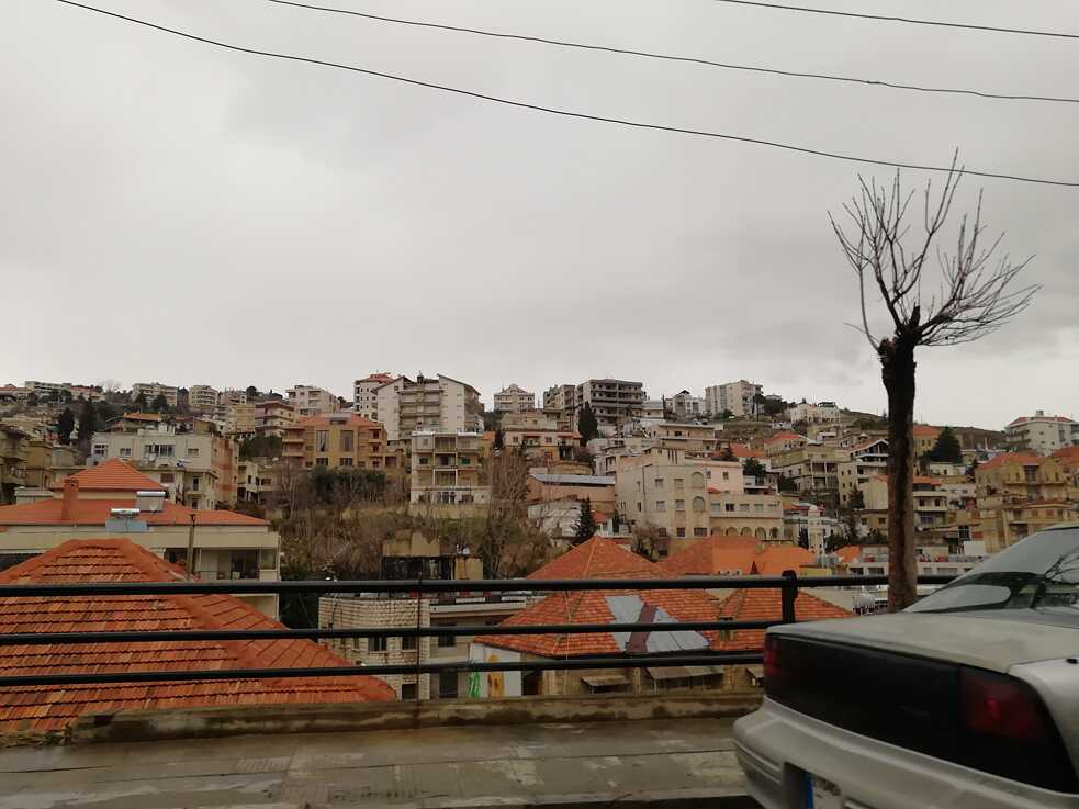 Rote Dächer über der Stadt von Zahle