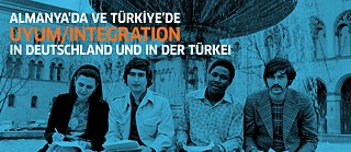 4 Personen sitzen vor einem Brunnen 