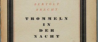 Bertolt Brecht: Trommeln in der Nacht. Drama. München: Drei Masken 1922, 98 Seiten. Original-Broschur des Verlags kl. 8° (168 x 130 mm), Erstausgabe.  &copy;   Bertolt Brecht: Trommeln in der Nacht. Drama. München: Drei Masken 1922, 98 Seiten. Original-Broschur des Verlags kl. 8° (168 x 130 mm), Erstausgabe. 